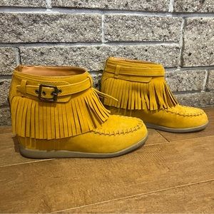 Bamboo Fringe Moccasin Wedge